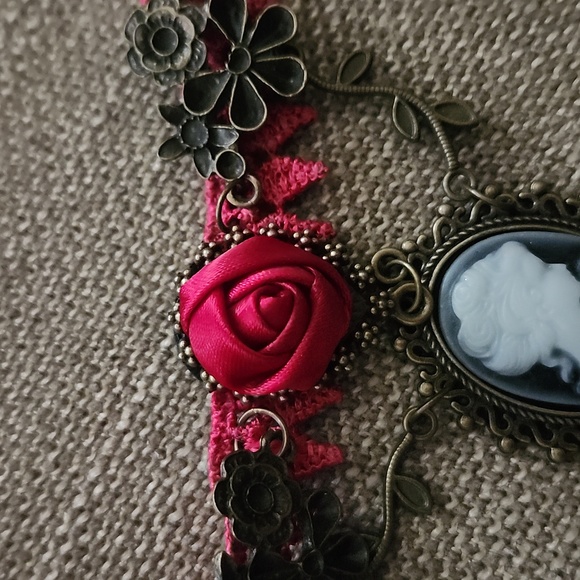 Beautiful Victorian Style Redish Rose Choker with Cameo Pendant - Picture 4 of 7